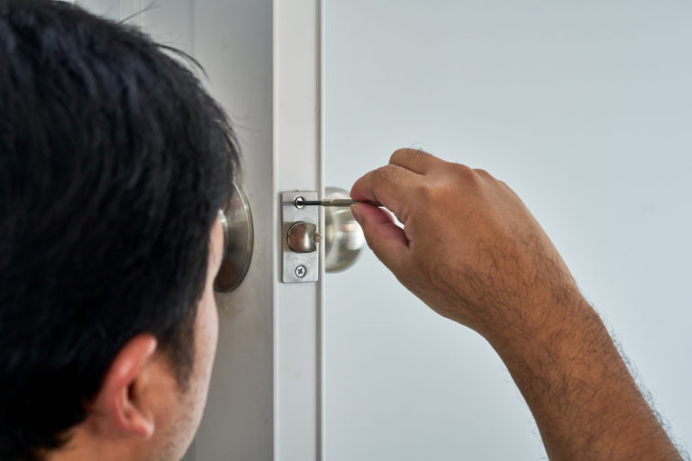 fixing door lock locksmith in seminole, fl